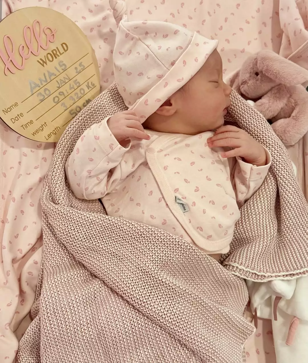 ¡Bienvenida al mundo pequeña!  Este jueves 30 de enero ha nacido Anais Fernández Lindes en un...webp