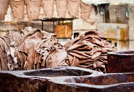 18725542-las-fábricas-de-cuero-marroquíes-artesanía-antigua-medina-de-fez.webp