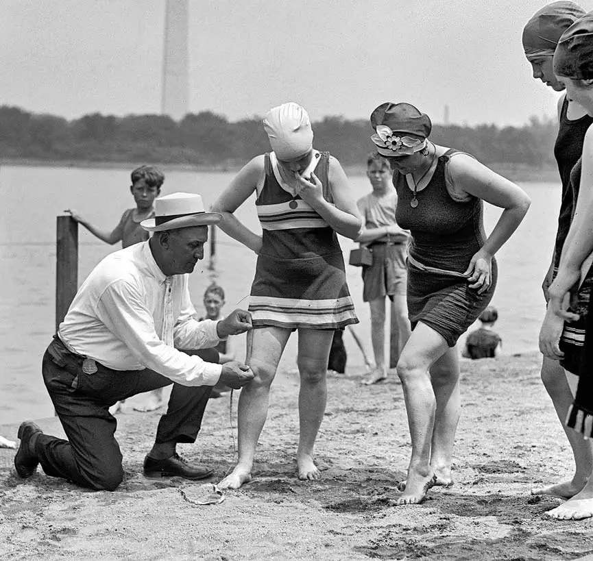 1922_Policia_playa.webp
