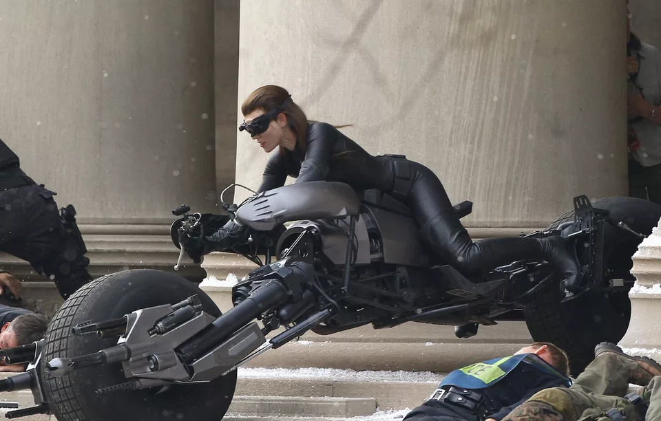 29988_anne-hathaway-sube-a-catwoman-a-una-moto.webp