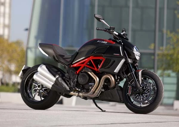 38-Diavel-Carbon_web1.jpg