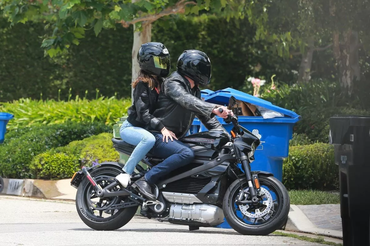 ana-de-armas-and-ben-affleck-on-his-motorcycle-out-in-los-angeles-2020-06-02-2.webp