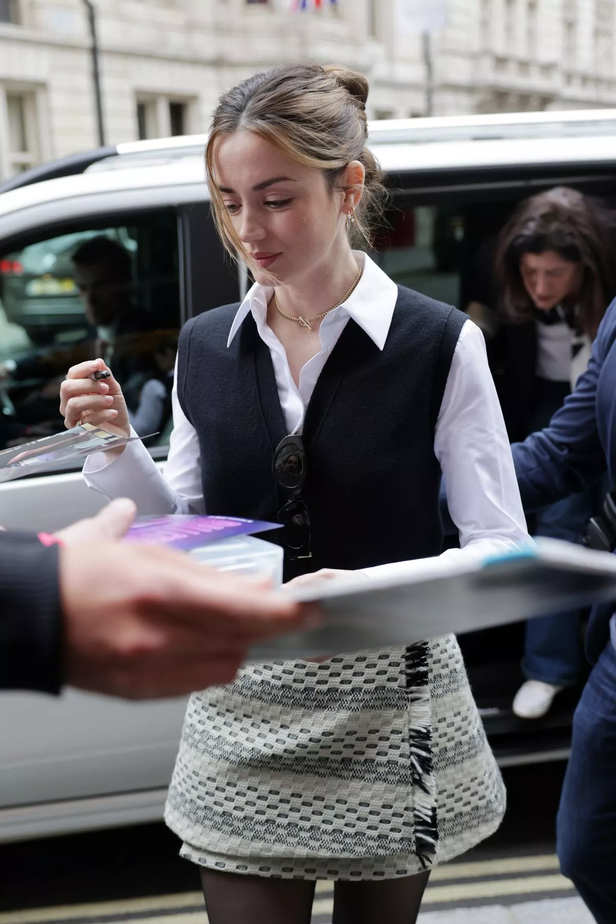 ana-de-armas-arrives-at-her-hotel-in-london-05-22-2025-6.webp