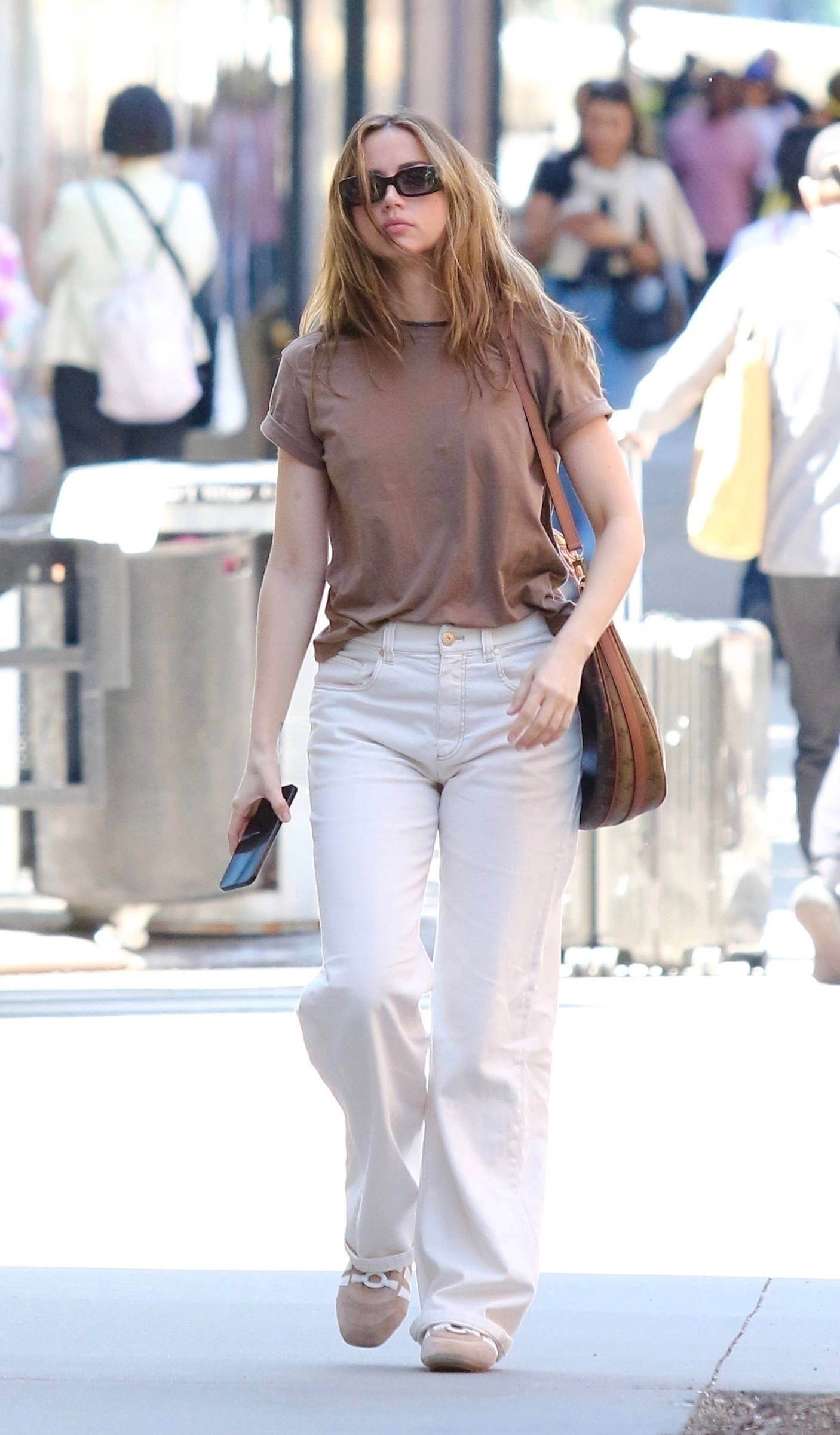 ana-de-armas-chic-new-york-city-outing-35443920049.webp