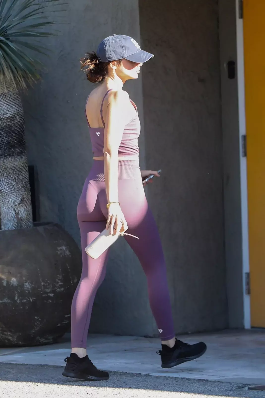 ANA-DE-ARMAS-SHOWS-OFF-HER-POST-WORKOUT-GLOW-IN-LOS-ANGELES-GYM-SESSION-11-26-2025-6.webp