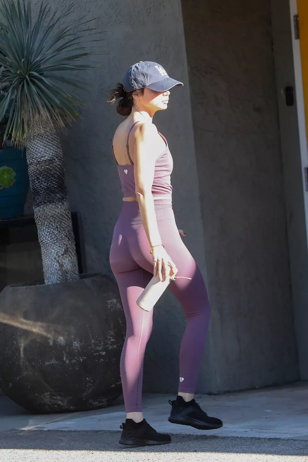ANA-DE-ARMAS-SHOWS-OFF-HER-POST-WORKOUT-GLOW-IN-LOS-ANGELES-GYM-SESSION-11-26-2025-9.webp