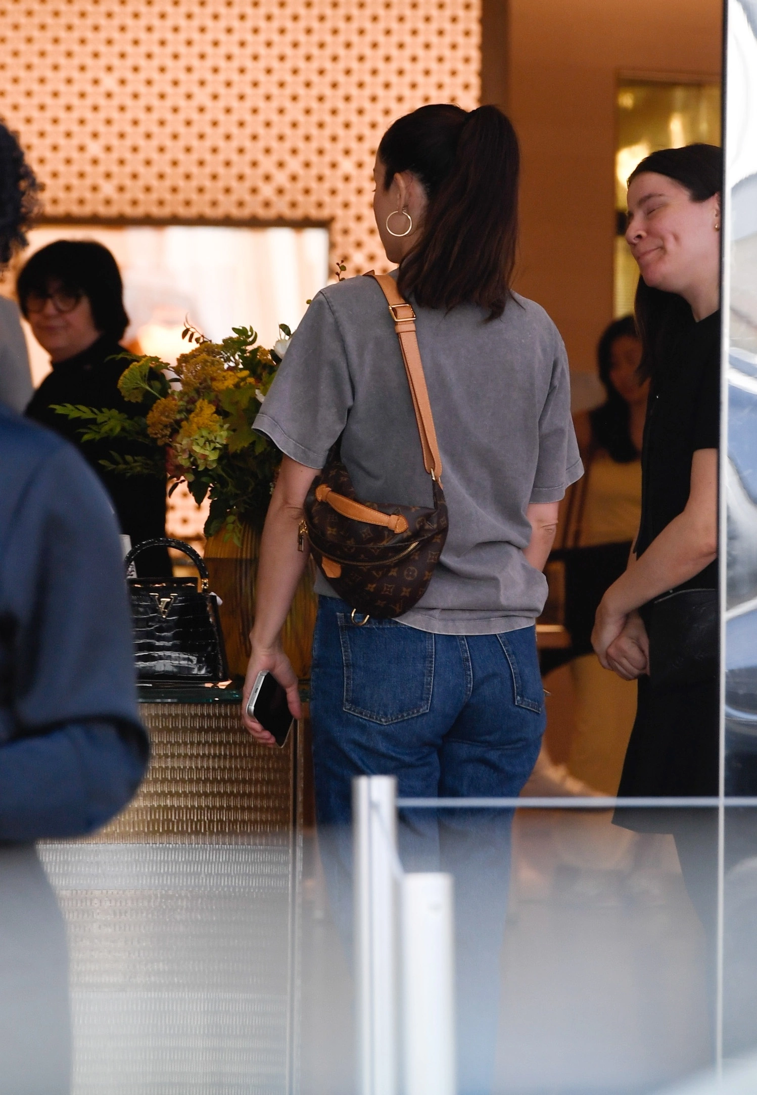 ana-de-armas-spotted-shopping-at-louis-vuitton-in-la-74274005718.webp
