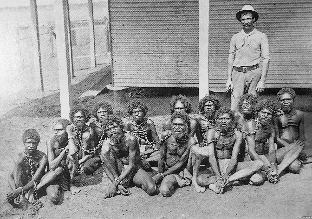 australian-aborigines-chains-1902.png