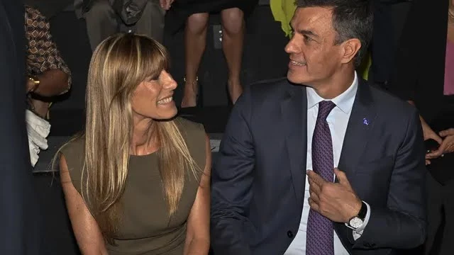 begona-gomez-pedro-sanchez-desfile-hannibal-laguna-mbfw-madrid-2023_60.webp