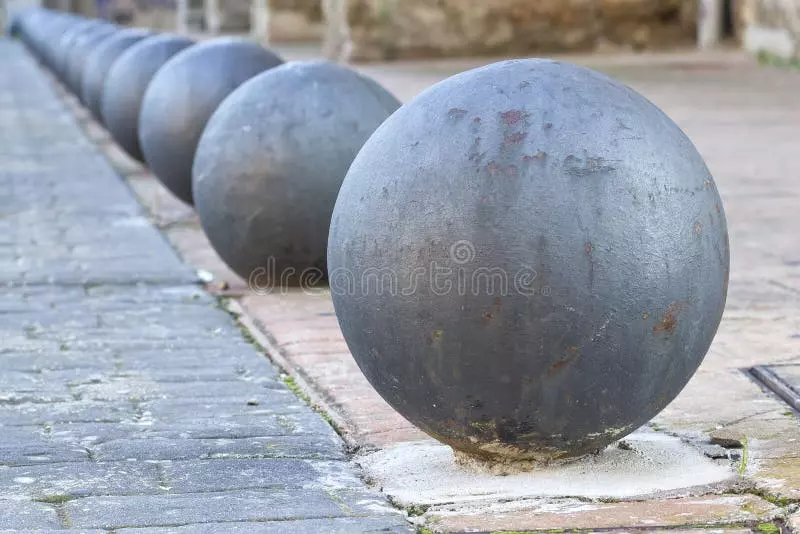 bolardos-redondos-en-perspectiva-81700613.webp
