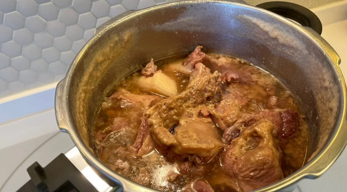 Caldo-de-huesos-en-olla-express-1200x665.webp