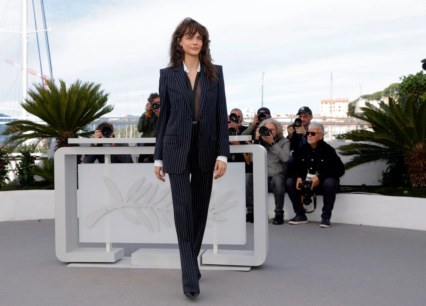 cara-delevingne-en-el-festival-de-cannes-con-su-nuevo-look-wolf-cut-y-traje-diplomatico-foto-...webp