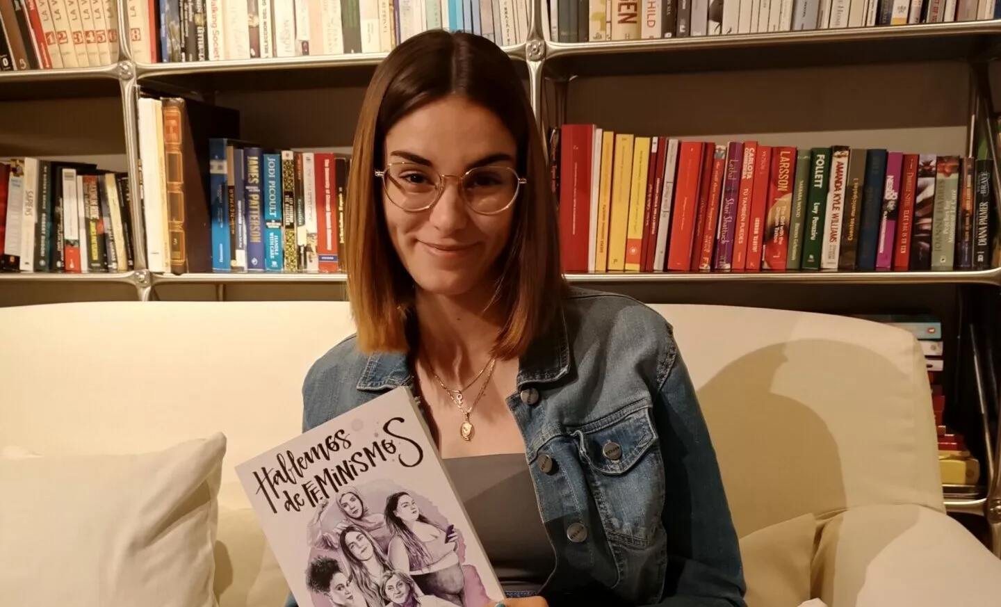 Carla-Galeote-con-su-libro-e1684150705308.webp
