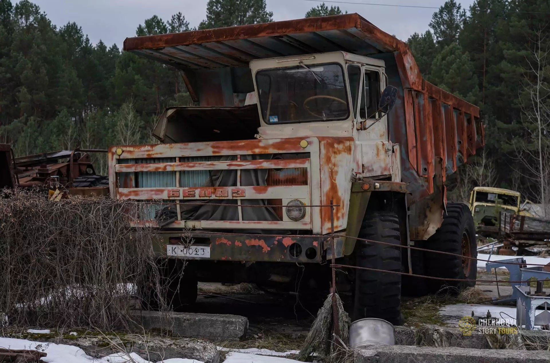 CHERNOBYL-GRAVEYARD-OF-THE-VEHICLES-2.webp