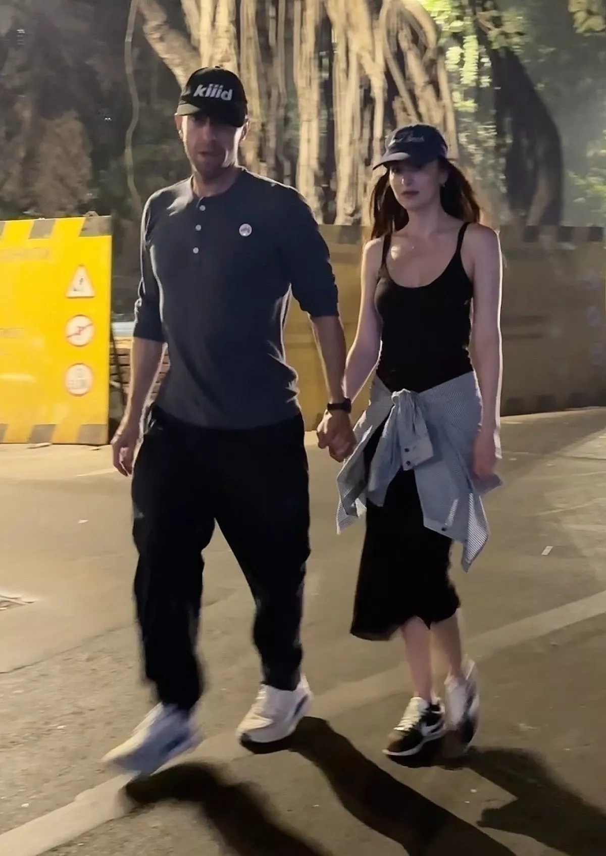 dakota-johnson-and-chris-martin-out-in-mumbai-01-17-2025-2.webp