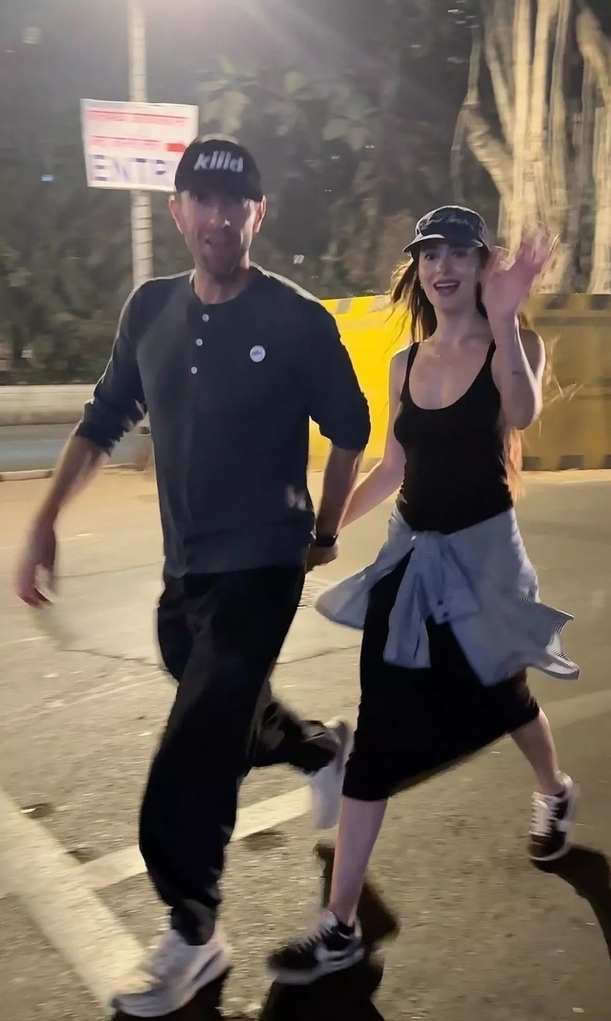 dakota-johnson-and-chris-martin-out-in-mumbai-01-17-2025-4.webp