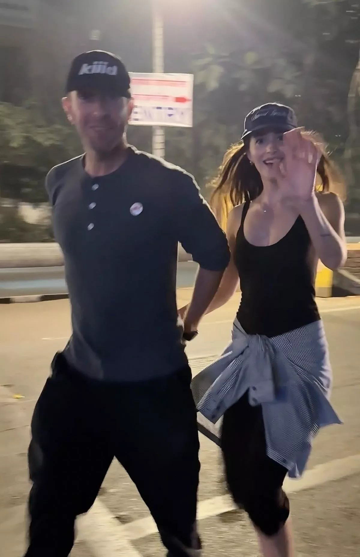 dakota-johnson-and-chris-martin-out-in-mumbai-01-17-2025-5.webp