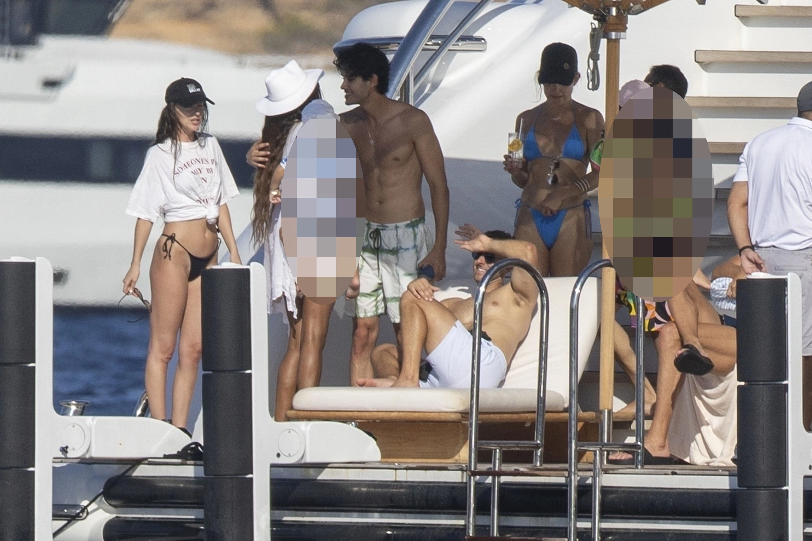 dakota-johnson-and-kate-hudson-enjoy-a-relaxing-boat-trip-in-ibiza-10123951533.webp