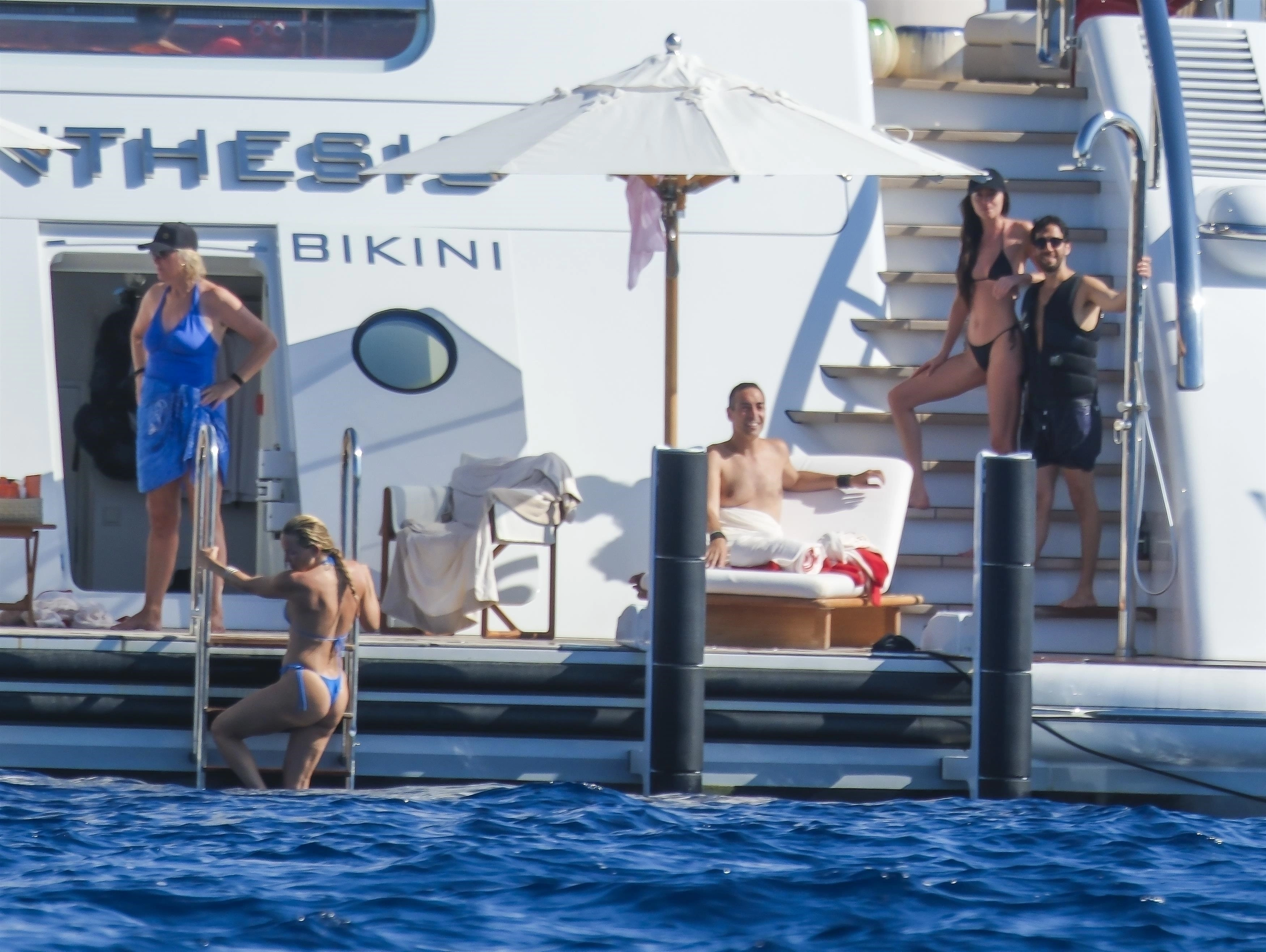 dakota-johnson-and-kate-hudson-enjoy-a-relaxing-boat-trip-in-ibiza-22493951548.webp