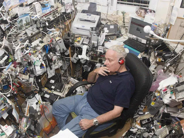 disgusting_home_offices_that_are_the_pits_640_14.jpg