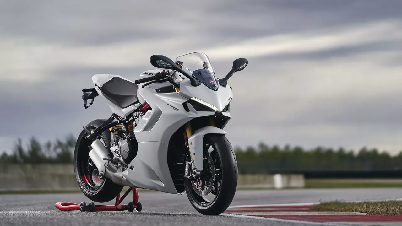 ducati-supersport-950-s-ambience-19-uc210970-high.webp
