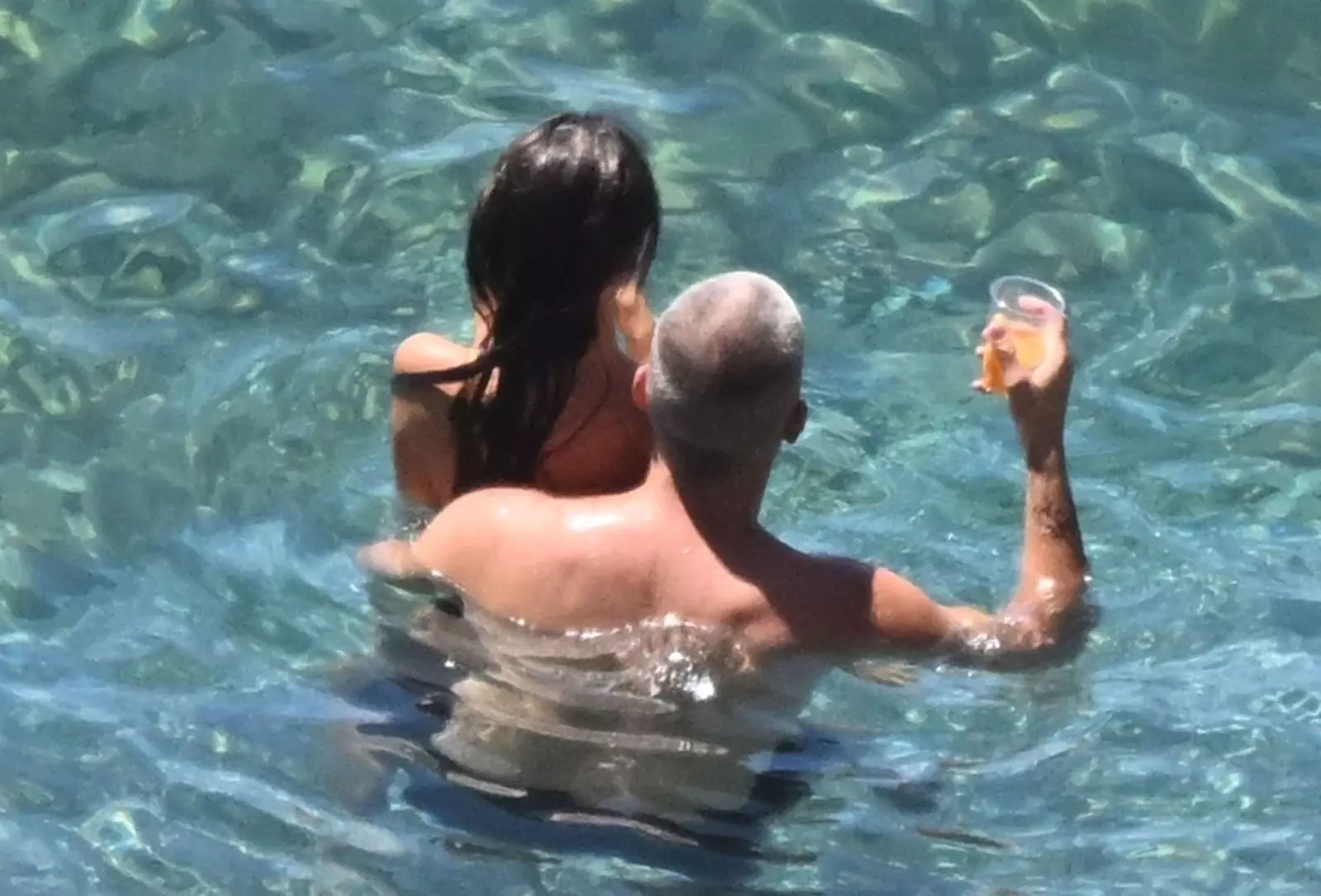 EMILY-RATAJKOWSKI-ENJOYS-A-BIKINI-BEACH-DAY-WITH-NEW-BOYFRI-18-.webp