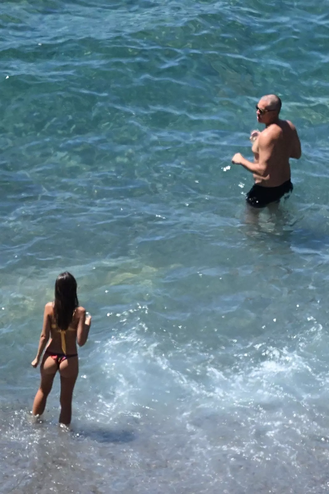 EMILY-RATAJKOWSKI-ENJOYS-A-BIKINI-BEACH-DAY-WITH-NEW-BOYFRI-5-.webp