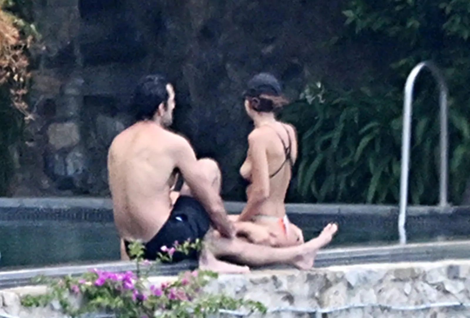 EMILY-RATAJKOWSKI-ROCKS-A-BIKINI-POOLSIDE-WITH-DJ-ORAZIO-RISPO-IN-STUNNING-AMALFI-COAST-20-.webp