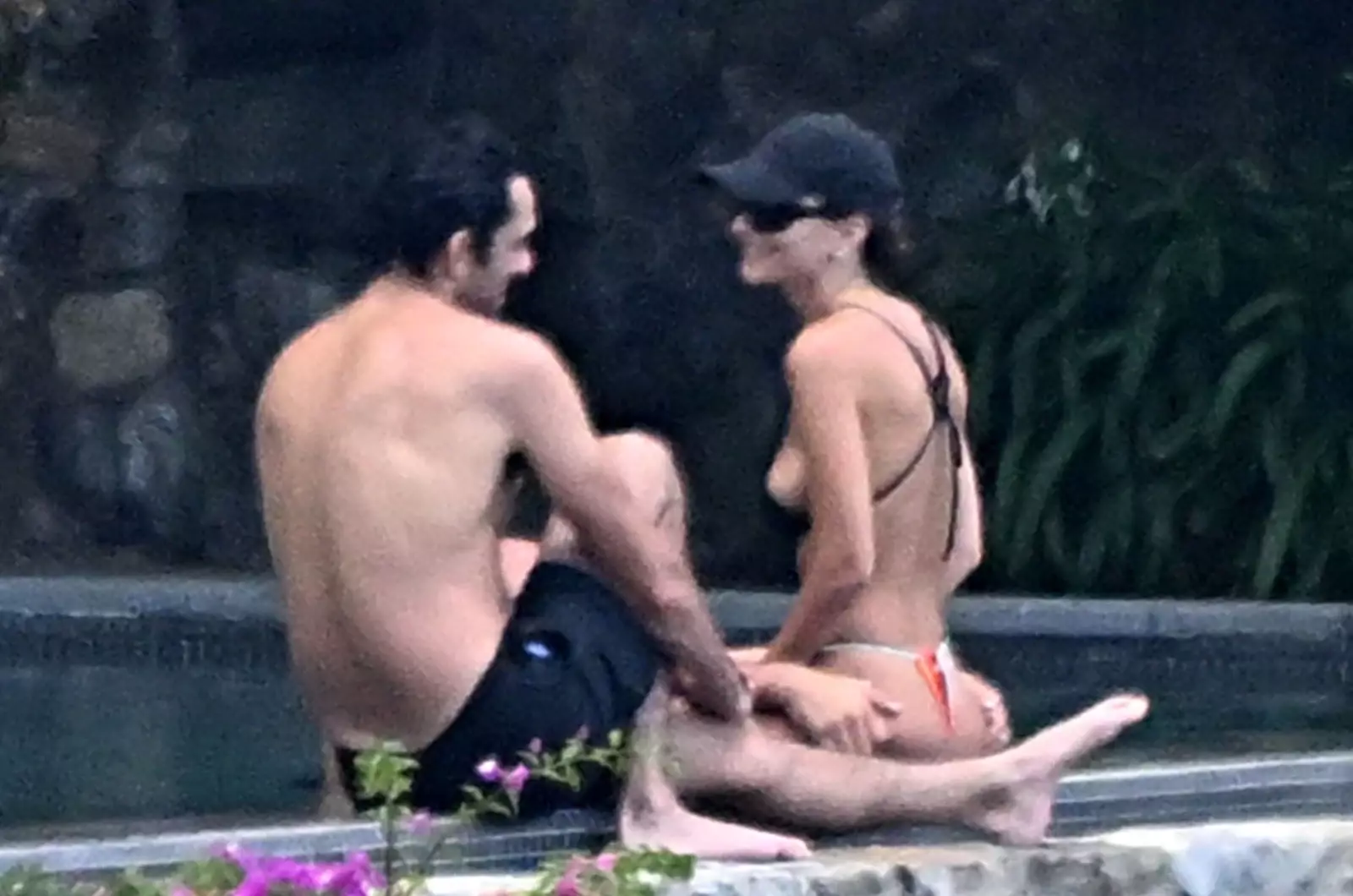 EMILY-RATAJKOWSKI-ROCKS-A-BIKINI-POOLSIDE-WITH-DJ-ORAZIO-RISPO-IN-STUNNING-AMALFI-COAST-21-.webp