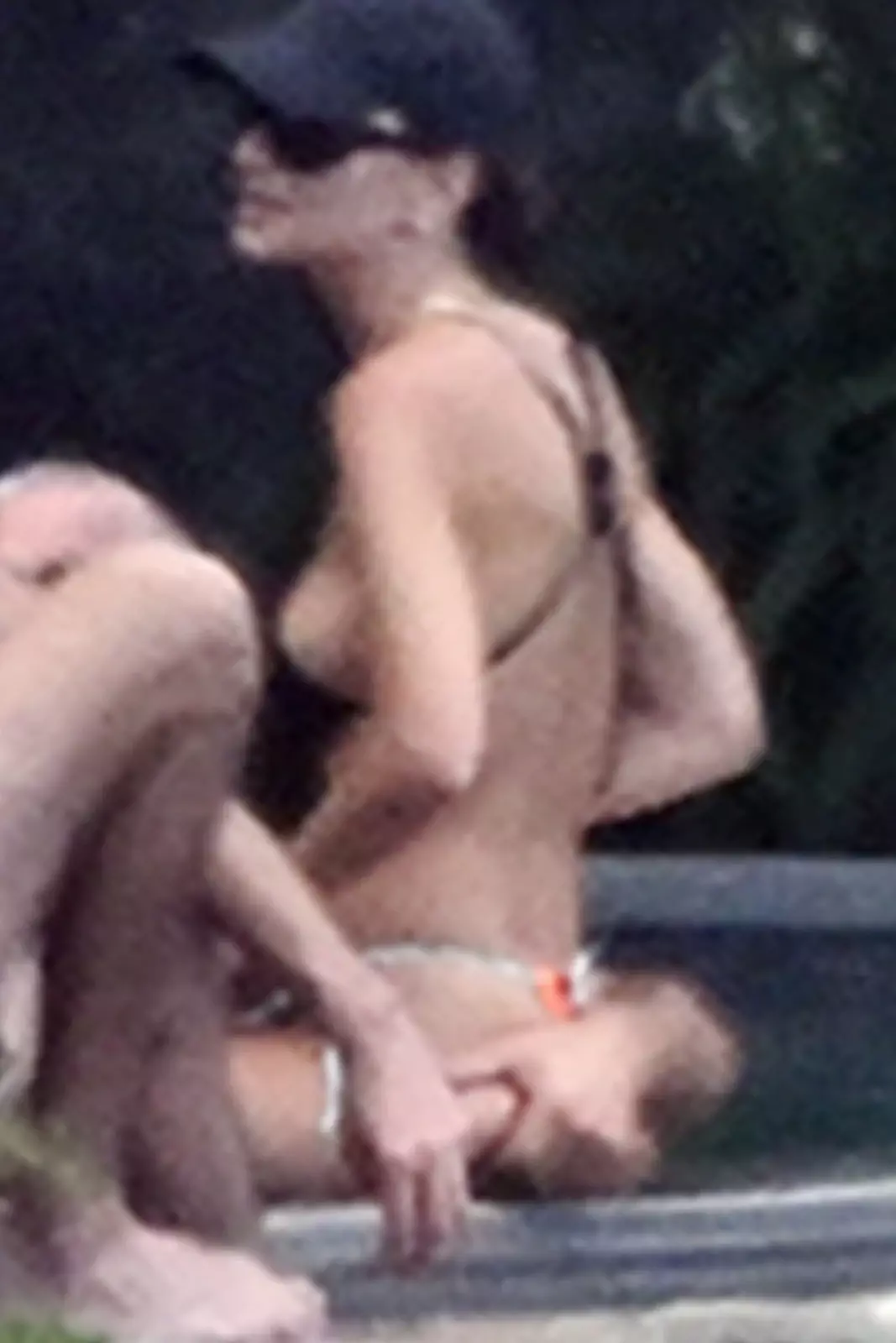 EMILY-RATAJKOWSKI-ROCKS-A-BIKINI-POOLSIDE-WITH-DJ-ORAZIO-RISPO-IN-STUNNING-AMALFI-COAST-27-.webp