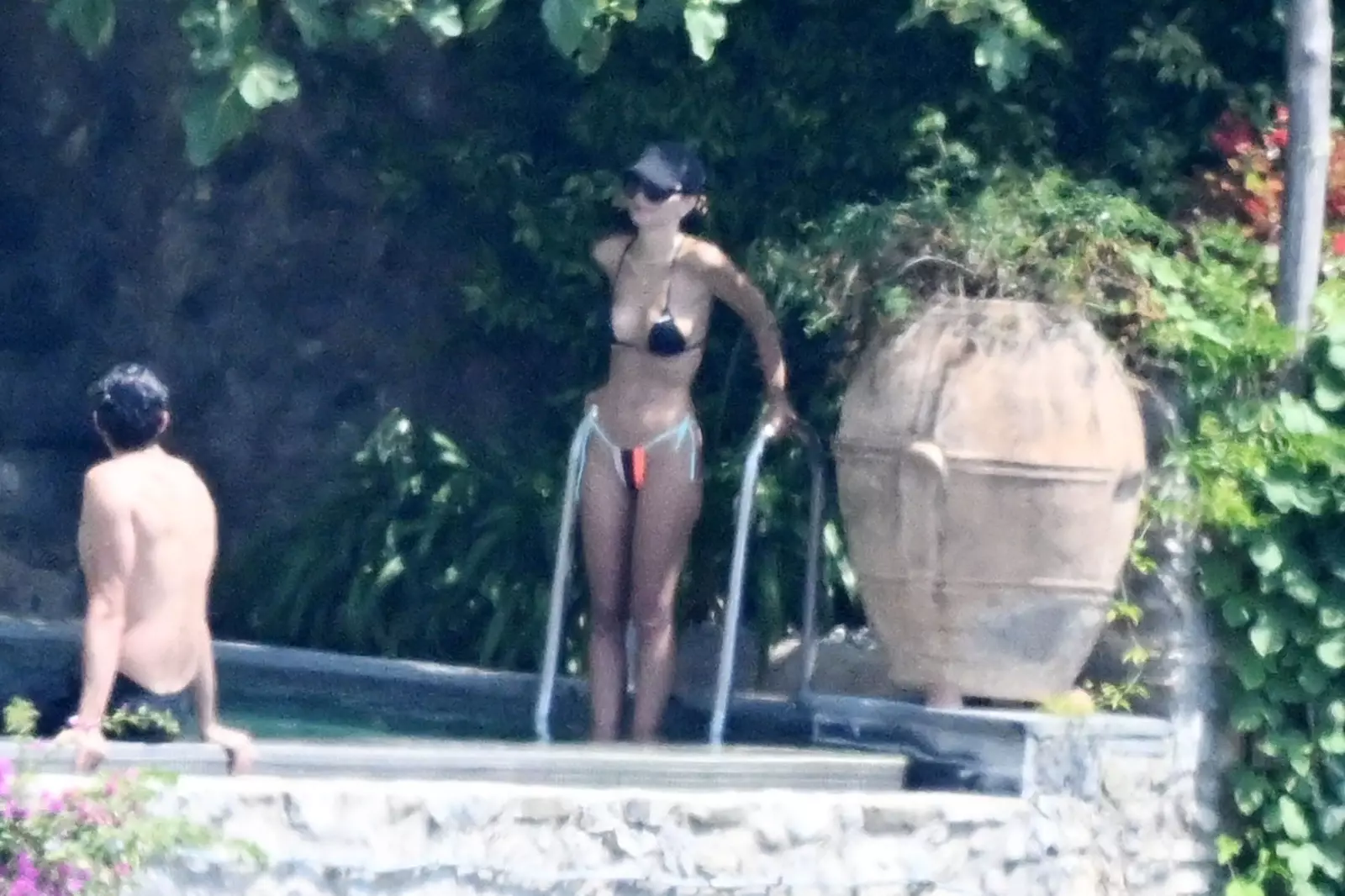 EMILY-RATAJKOWSKI-ROCKS-A-BIKINI-POOLSIDE-WITH-DJ-ORAZIO-RISPO-IN-STUNNING-AMALFI-COAST-3-.webp
