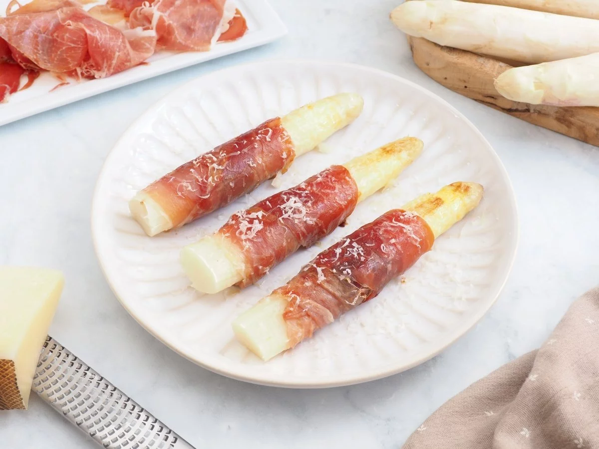 esparragos-blancos-con-jamon.webp