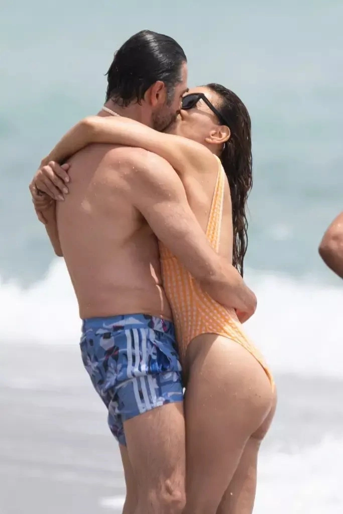 eva-longoria-enjoys-a-beach-day-in-marbella-18593942530.webp