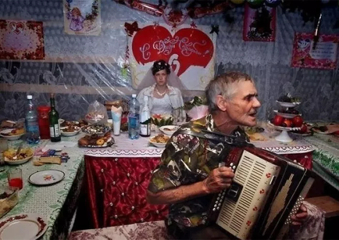 funny-weird-russian-wedding-photos-128-5ac48981d5d28__700.webp