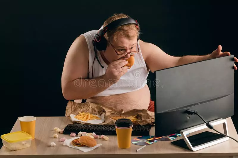 hombre-gordo-viendo-la-traducción-de-fútbol-en-línea-foto-cierre-hincha-negro-aislado-backhock...jpg