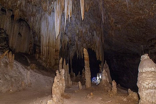 Hoq_Cave_Speleothem,_Socotra_Island.jpg