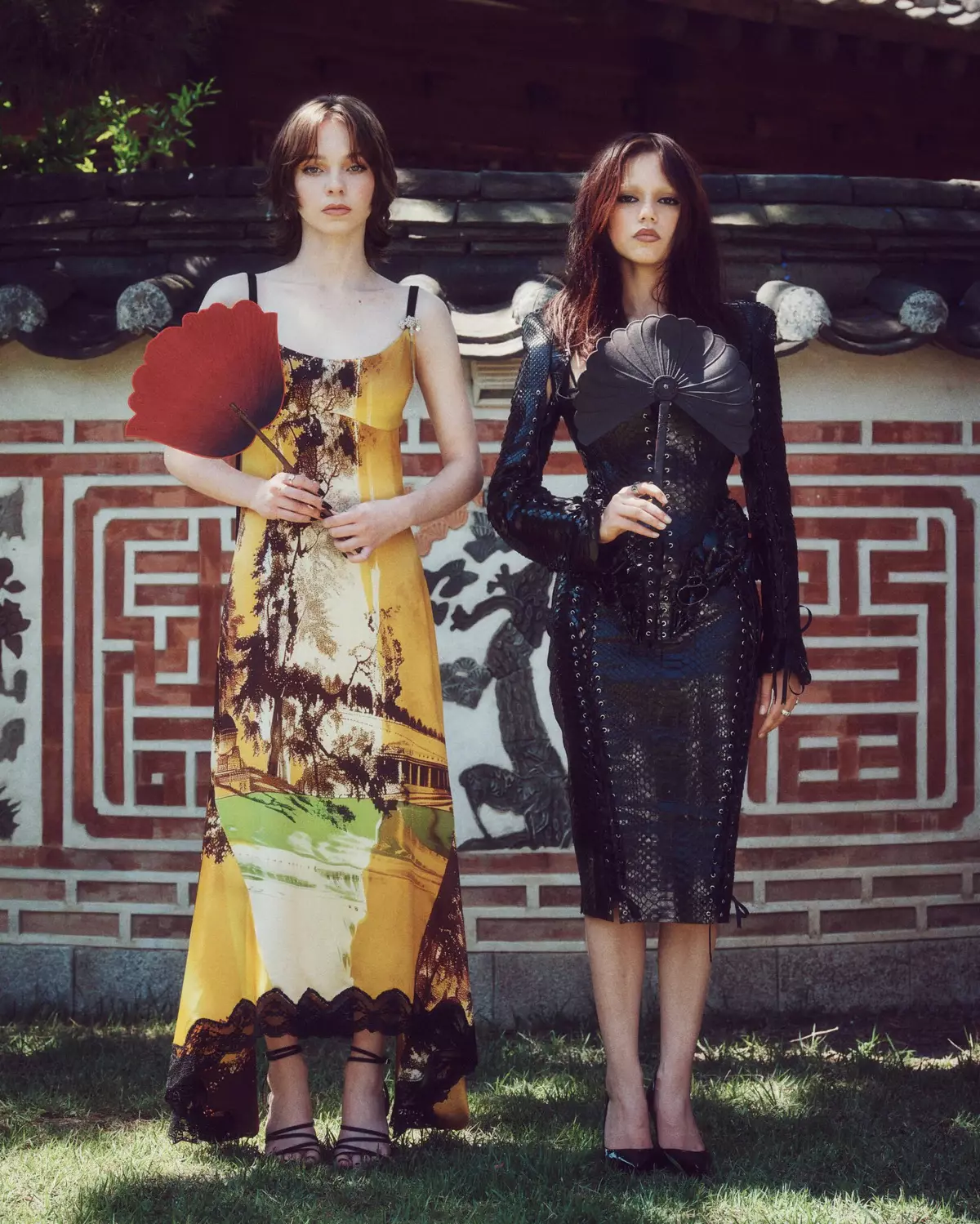 JENNA-ORTEGA-EMMA-MYERS-AND-TIM-BURTON-PHOTOSHOOT-FOR-NETFLIX-AUGUST-2025-3-.webp