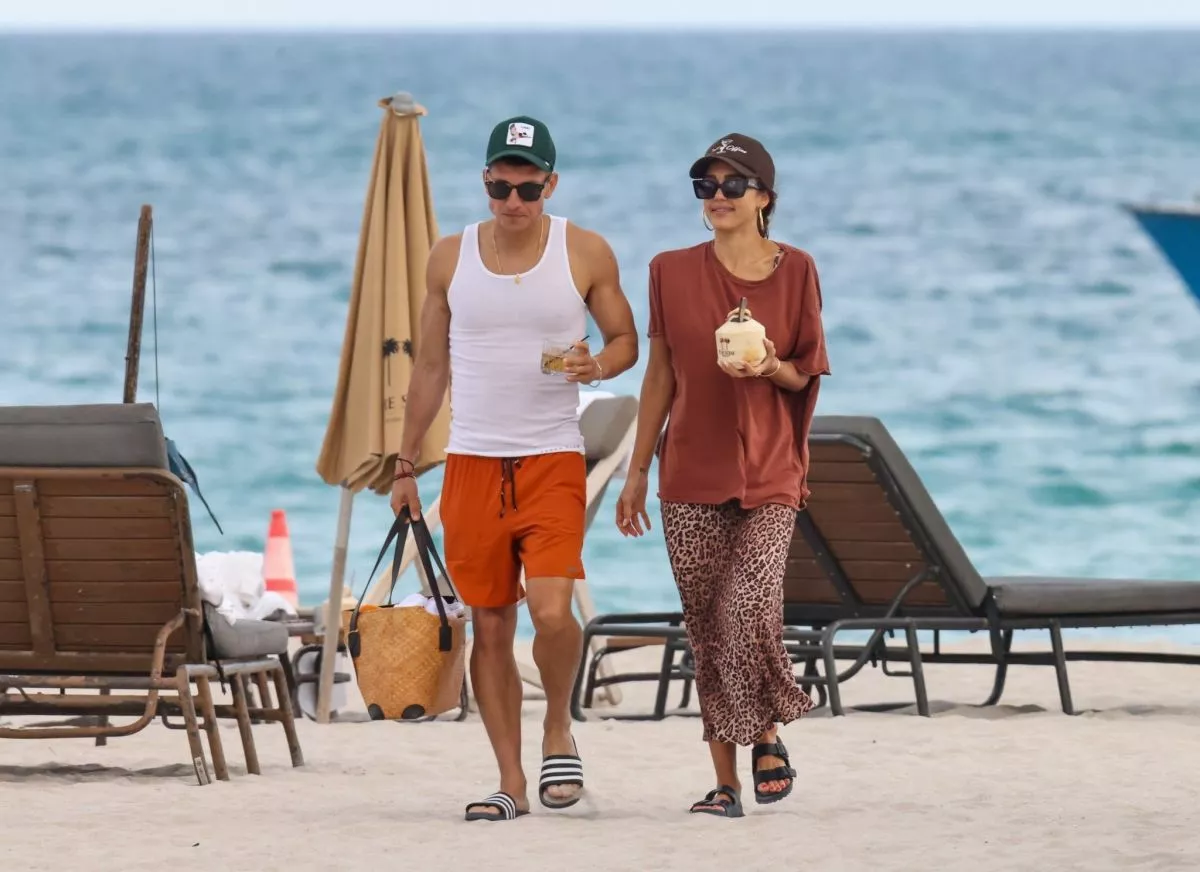 jessica-alba-and-danny-ramirez-at-the-setai-beach-in-miami-beach-012-16-2026-3.webp