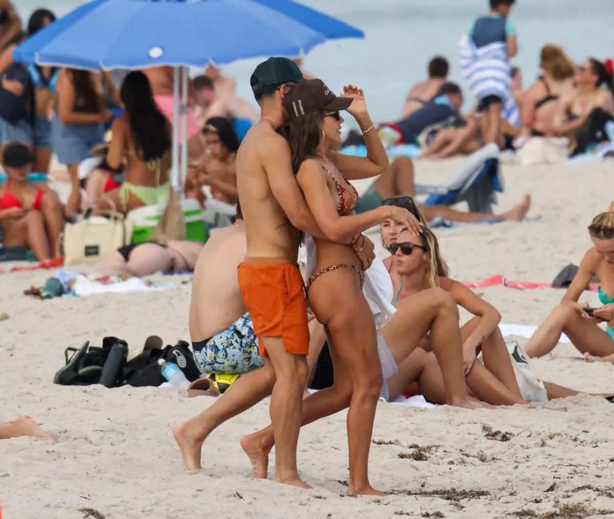 jessica-alba-and-danny-ramirez-at-the-setai-beach-in-miami-beach-012-16-2026-4.webp