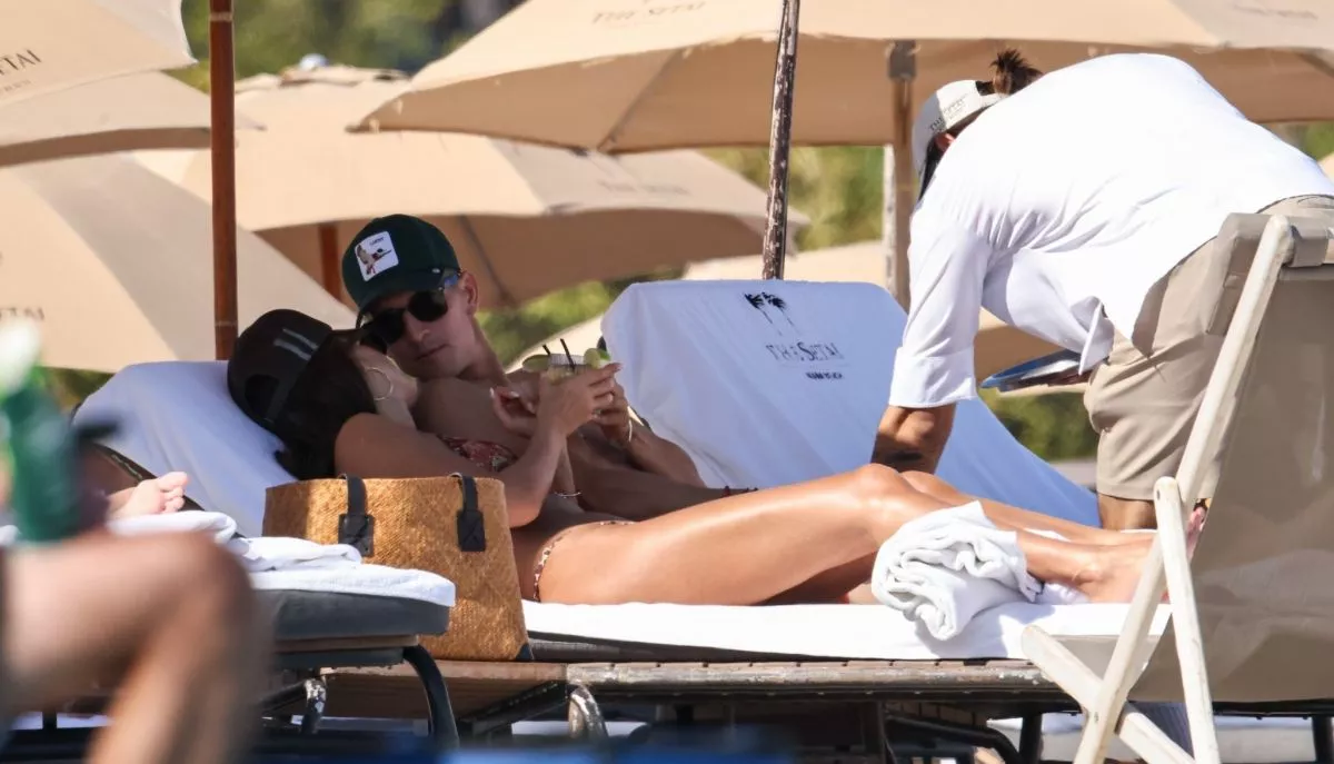 jessica-alba-and-danny-ramirez-at-the-setai-beach-in-miami-beach-012-16-2026-6.webp