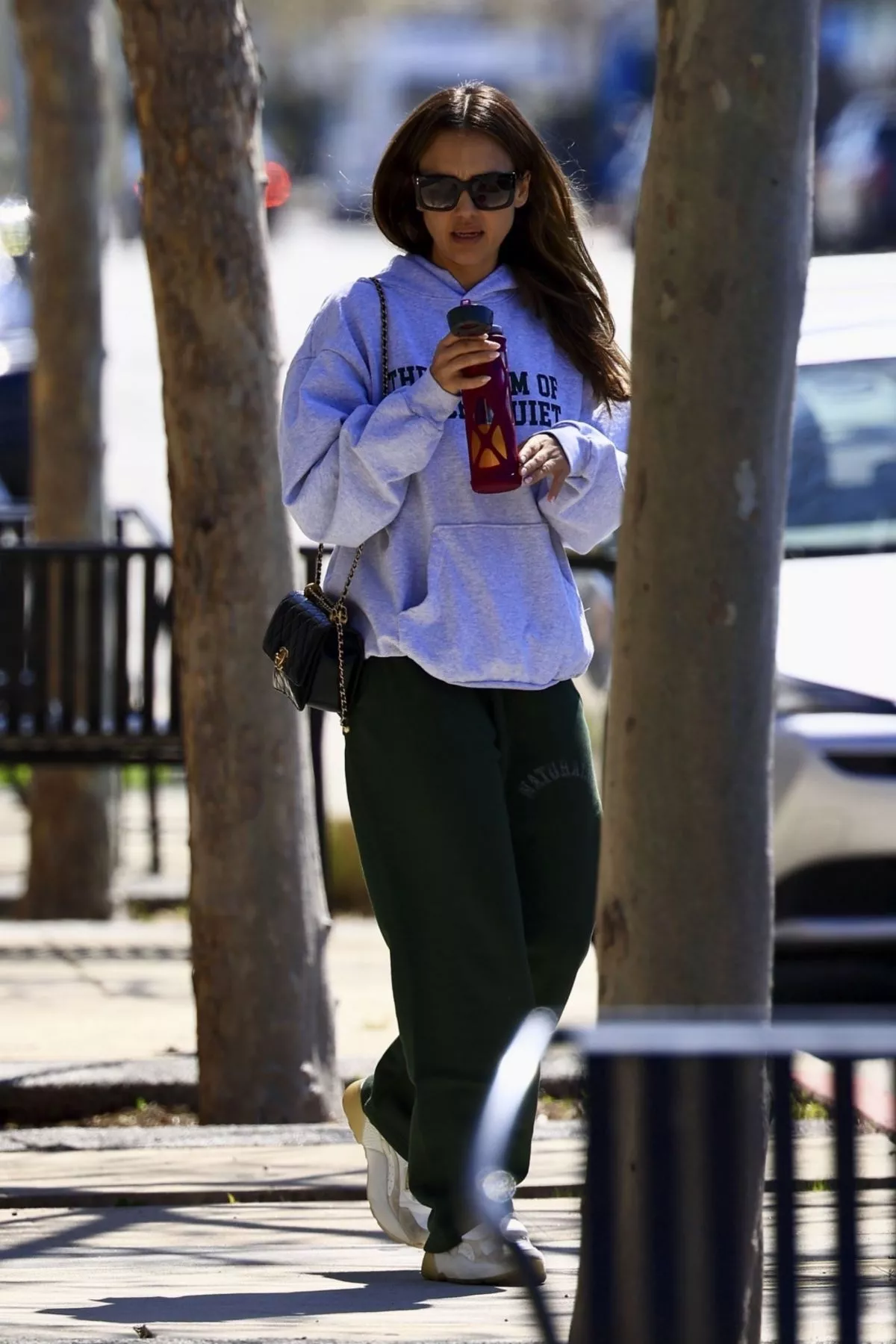 jessica-alba-heading-to-a-chiropractor-appointment-in-culver-city-03-18-2025-2.webp