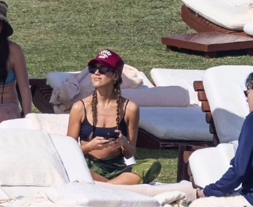 jessica-alba-in-bikini-enjoys-a-sun-soaked-getaway-in-los-cabos-02-16-2025-0.webp