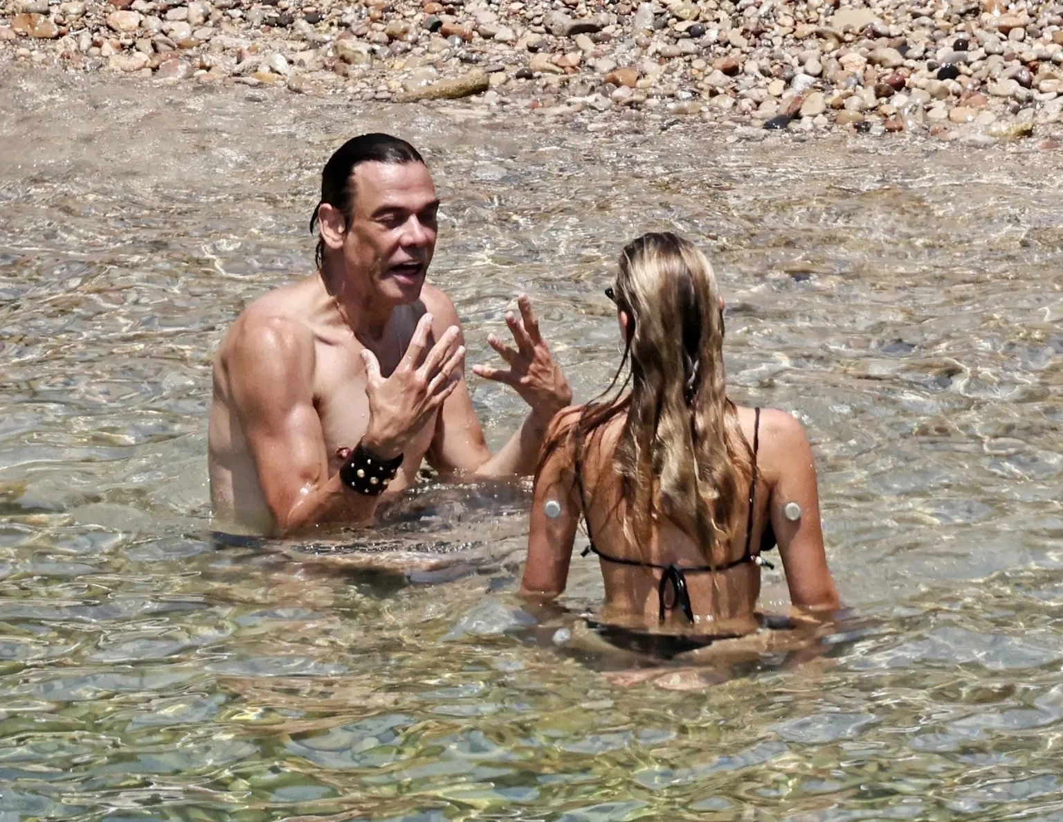 kate-and-lila-moss-enjoy-beach-day-in-ibiza-17083955032.webp