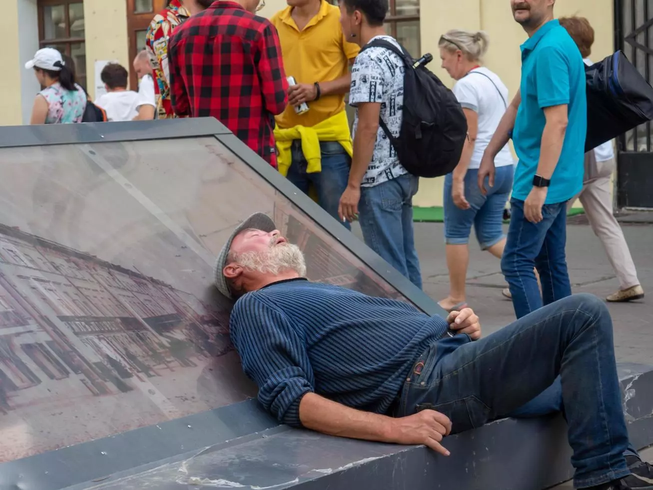kazan-russia-08-21-2021-bearded-man-sleeping-on-the-street-tired-man-free-photo.webp