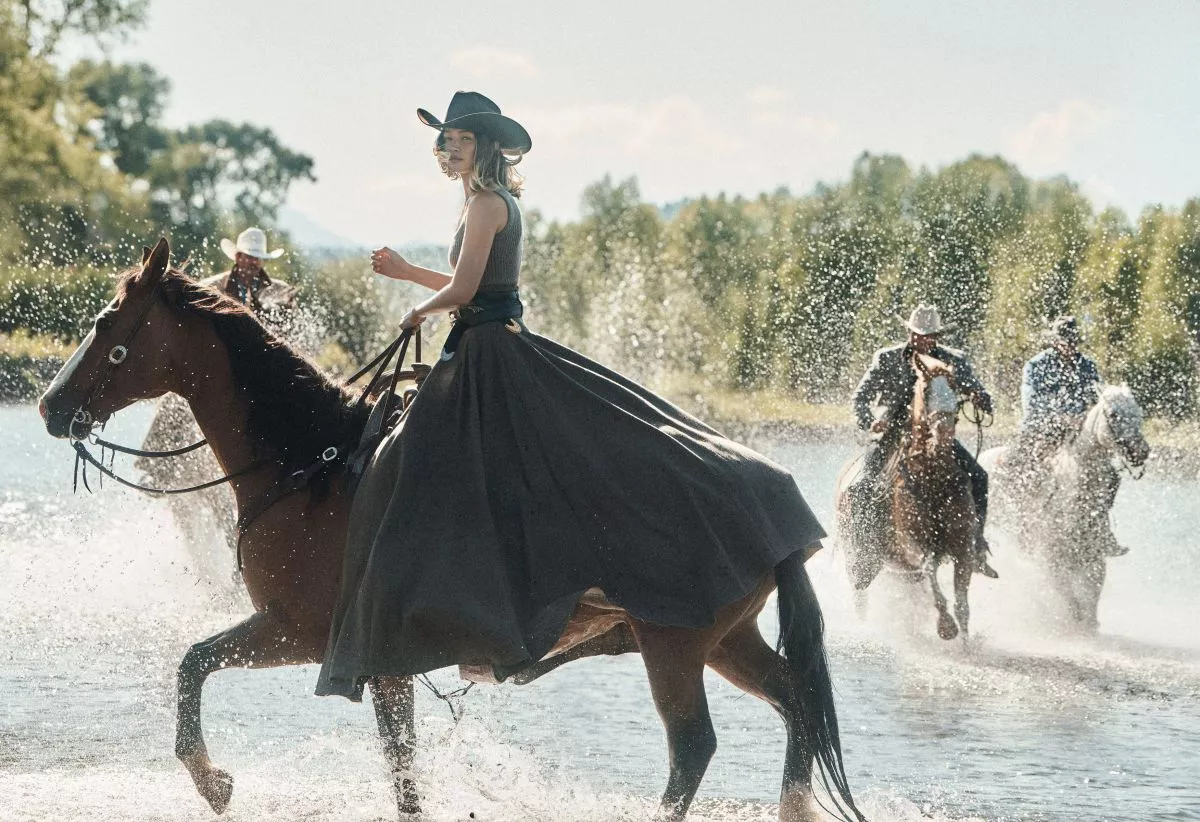 kendall-jenner-and-gigi-hadid-for-vogue-magazine-october-2025-5.webp