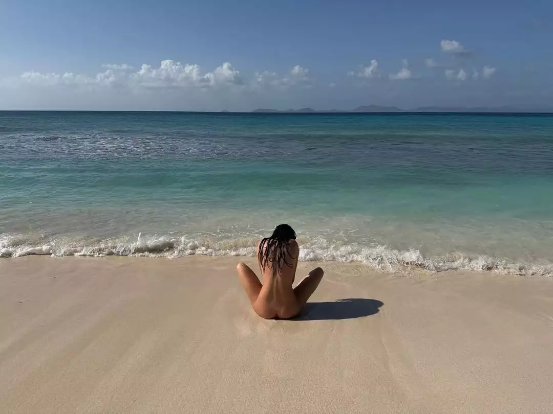kendall-jenner-ditches-clothes-beach-114880475.webp