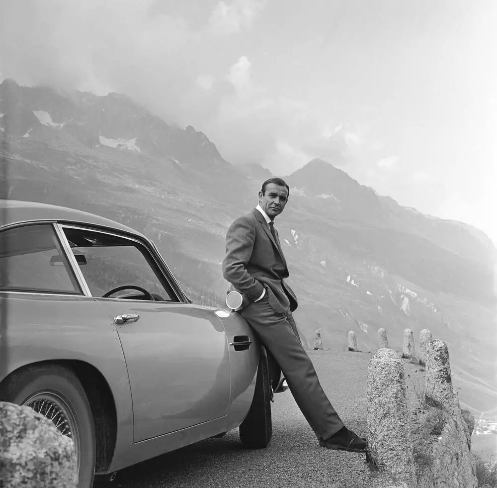l-incarnation-du-gentleman-britannique-sean-connery-et-sa-voiture-mythique-aston-martin.webp