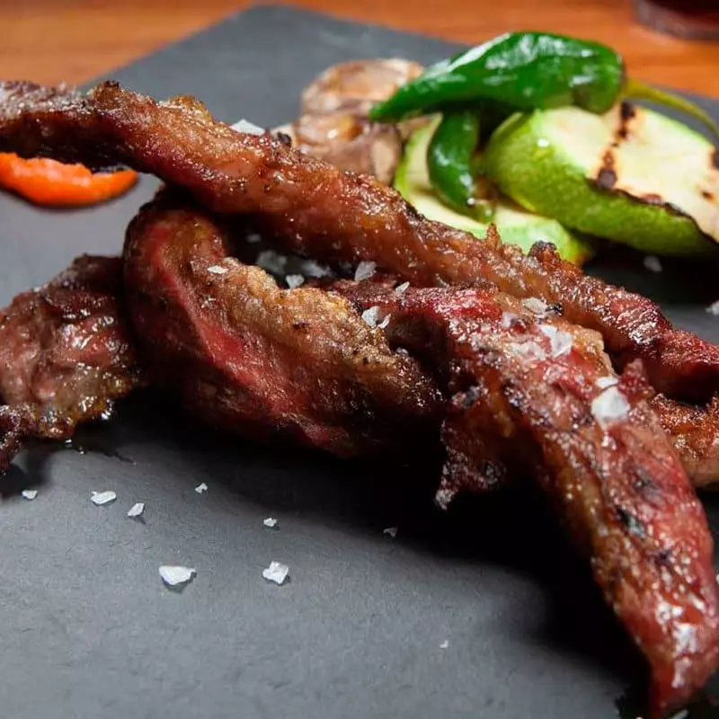 Lagartoi-iberico-a-la-brasa.webp