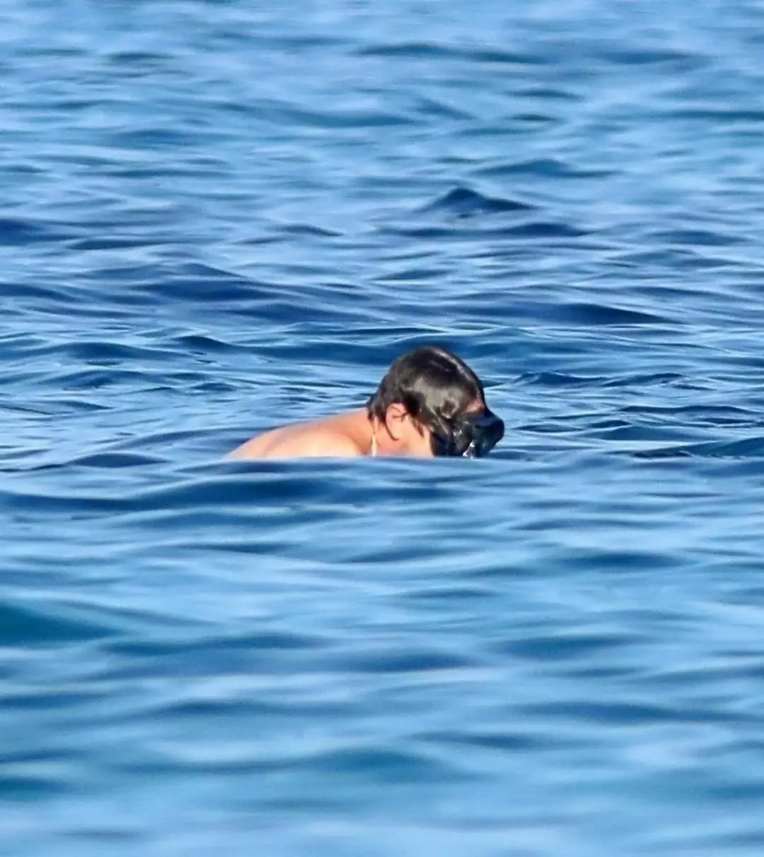 Leonardo DiCaprio and Vittoria Ceretti unwind off the coast of Formentera 📸 @backgrid_usa (6).webp