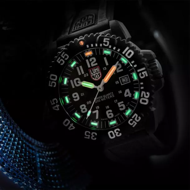 luminox_original_navy_seal_3000_series_black_dial_black_rubber_strap_dive_watch__44mm__xs.3051...jpg